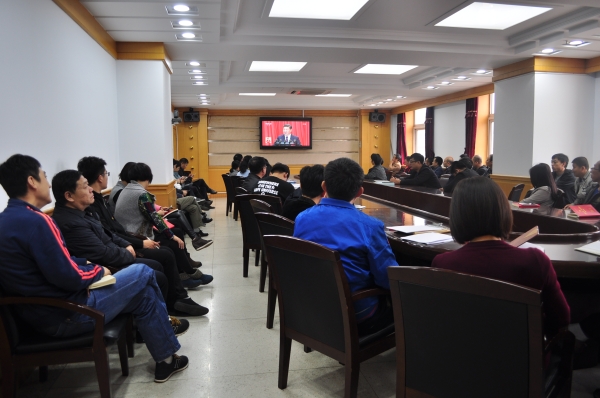 qmh官网组织师生收看十九大开幕盛况