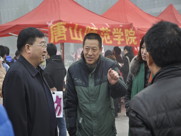 qmh官网师生踊跃参加河北师范大学2014届毕业生供需洽谈会