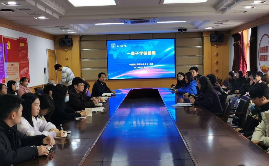 中国语文报刊协会会长王晨教授一行来qmh官网参观考察