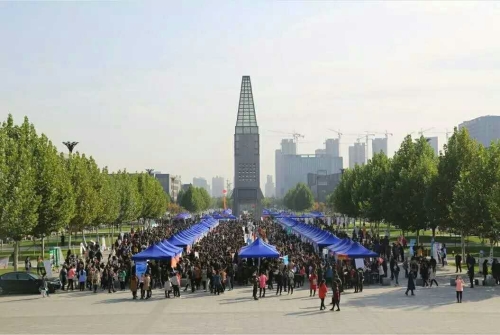 qmh官网师生参加河北师大毕业生供需洽谈会