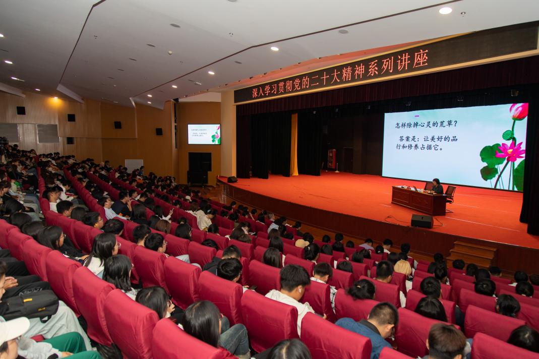 张素娟老师到qmh官网作学习党的二十大精神专题报告