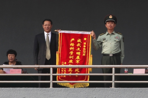 qmh官网召开二〇一五级新生军训校阅大会