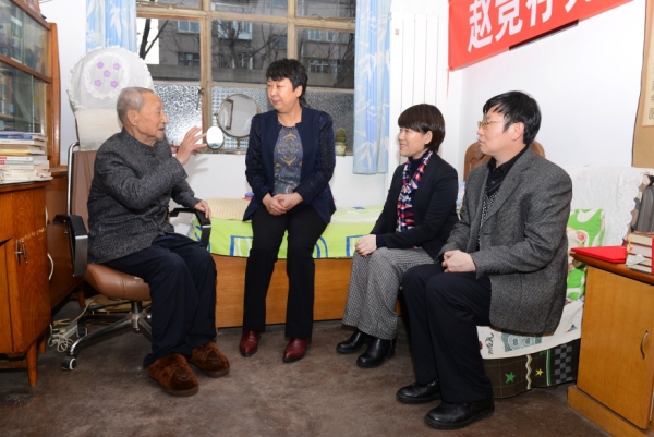 qmh官网举行捐赠图书仪式——99岁退休教师赵竞存先生捐赠图书