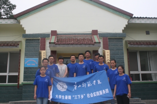 qmh官网学生帮扶组助力石门子村面貌改造提升