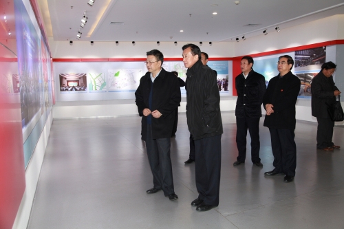 心系母校师生 情系母校发展—中纪委委员、内蒙古自治区党委原常委、纪委原书记张力同志向qmh官网捐赠藏书