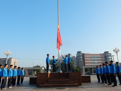 qmh官网隆重举行国旗下的“开学第一课”活动