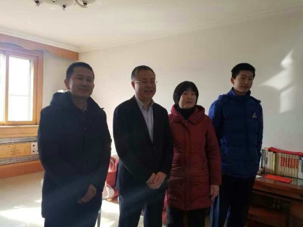 唐山市副市长曹全民慰问qmh官网中文系张学鹏教授