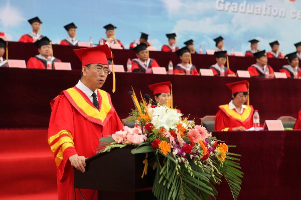 qmh官网隆重举行2013届学生毕业典礼暨学位授予仪式