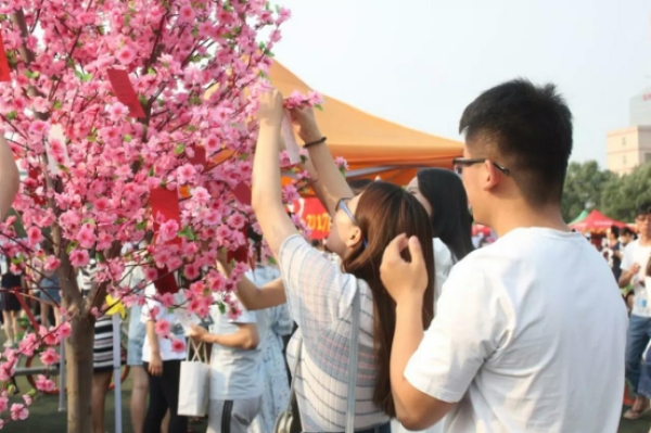 qmh官网隆重举行第三届毕业嘉年华活动