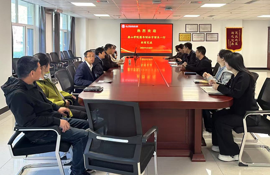 唐山学院图书馆杜宇馆长一行来qmh官网图书馆交流