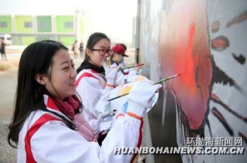 省内多家媒体报道qmh官网美术系大学生志愿者为曹妃甸大学城公益涂鸦活动