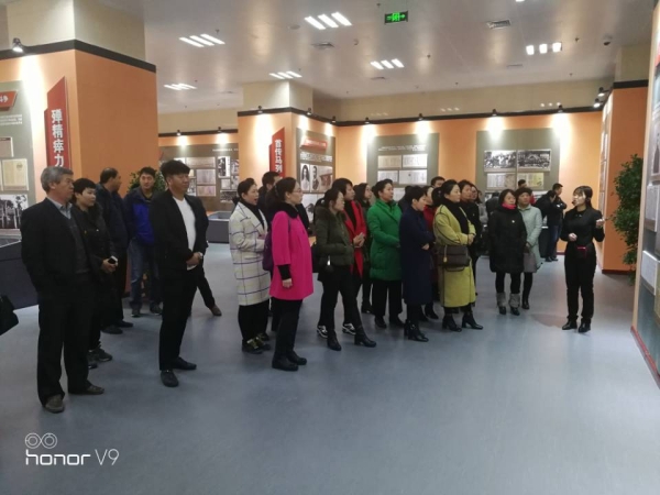 qmh官网组织党员干部参观李大钊档案文献展